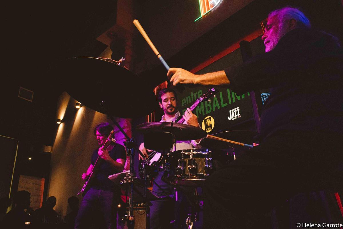 Ovidio López Trío llena de jazz íntimo Entre Bambalinas en Alicante