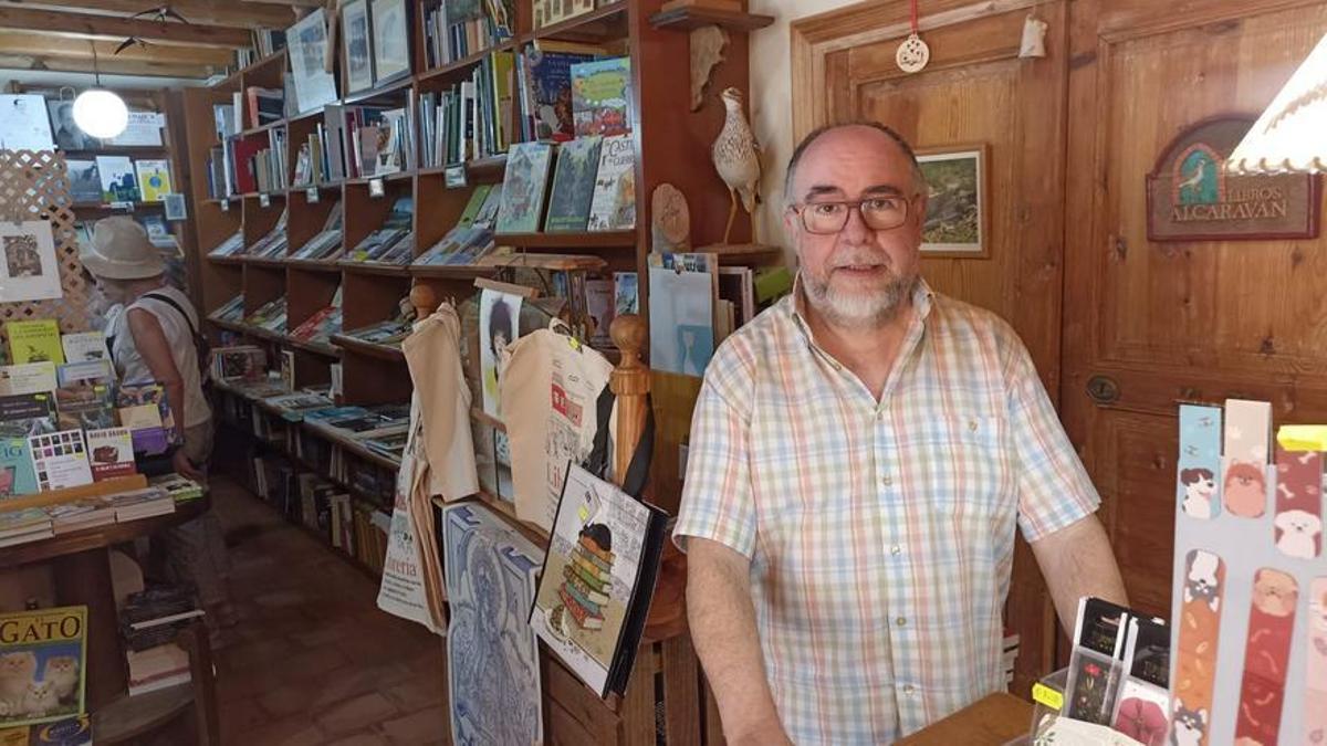 Jesús Martínez abrió la primera librería de Urueña, Alcaraván, hace 30 años.