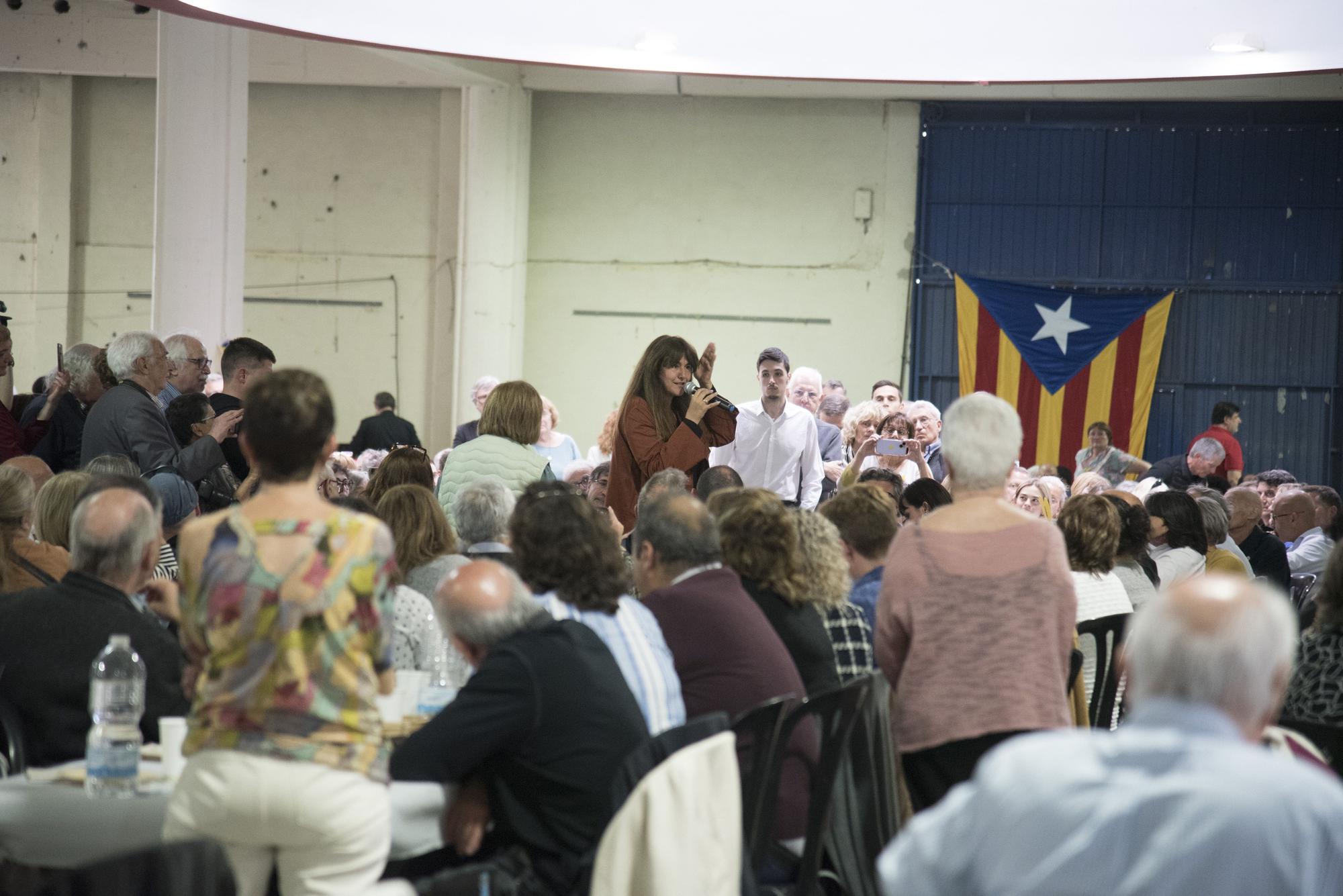 Laura Borràs es estimada en un acte amb els seus afins a Manresa