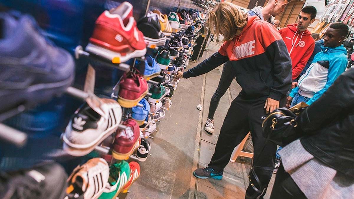 Ofrecen más de 25.000 zapatillas deportivas en liquidación.