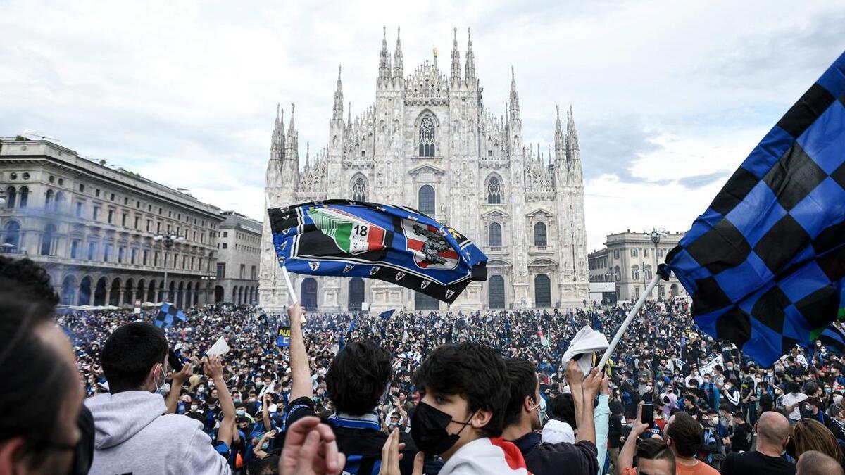 Aficionados del Inter celebran el título en la Piazza del Duomo en Milán