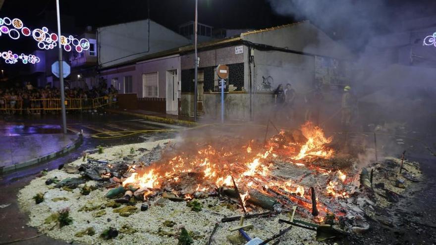 Así fue la &quot;cremá&quot; de la Hoguera de Molinos del Calvario en Torrevieja