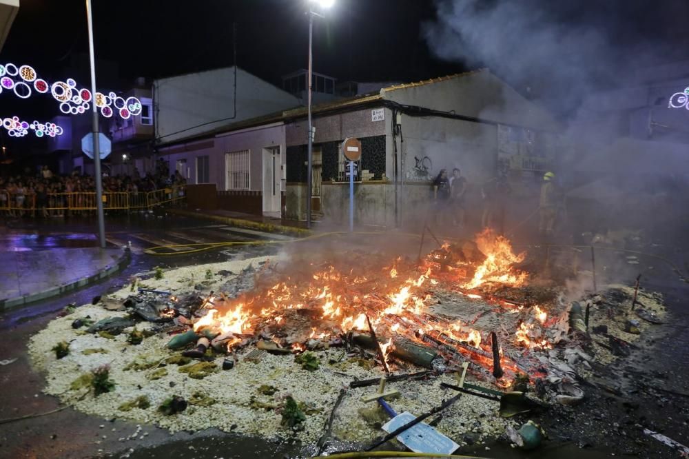 Cientos de personas, la mayoría adolescentes que quisieron disfrutar de la "cremá" y posterior "bañá" de los bomberos, se acercaron al barrio del Calvario para ver arder su hoguera