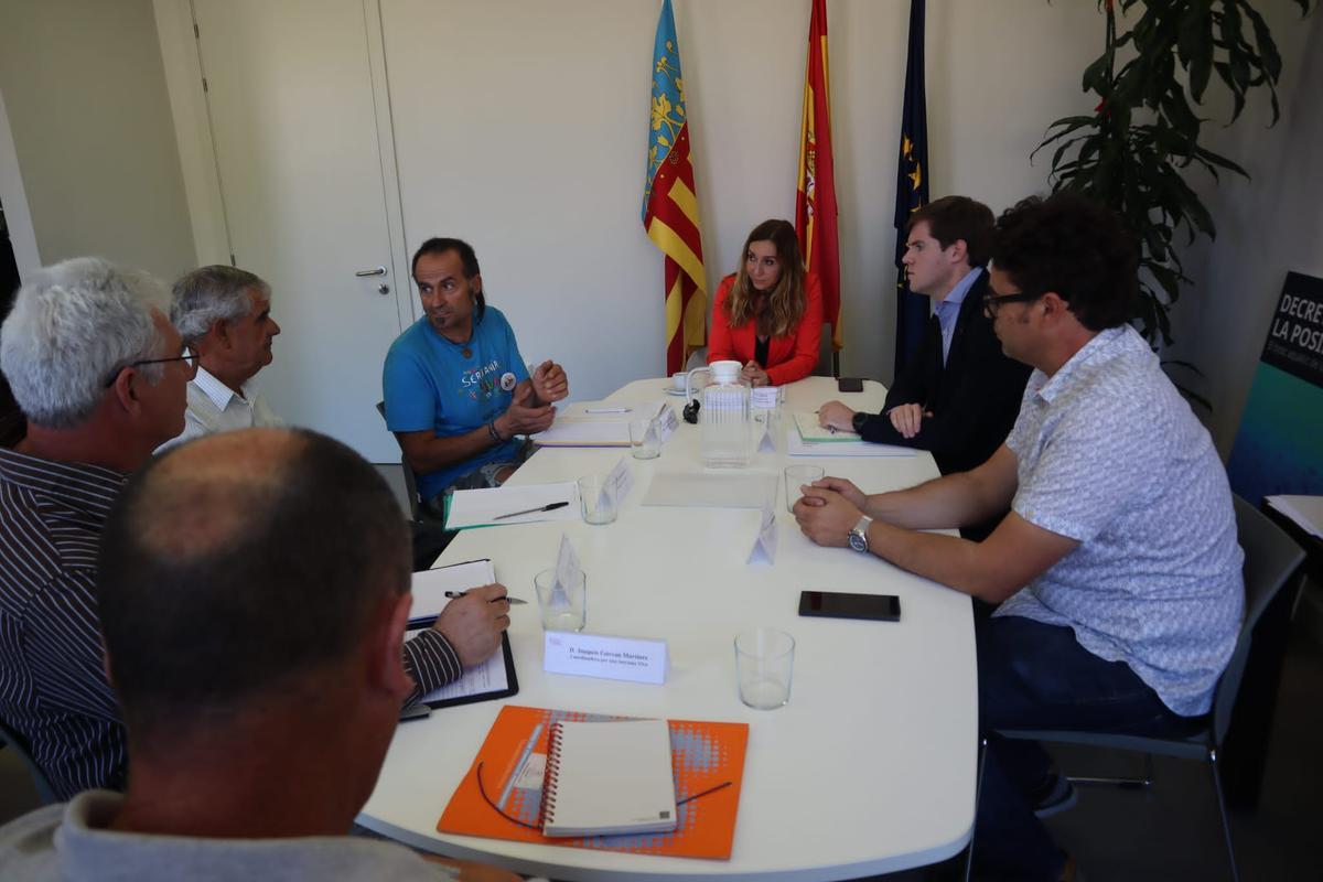 Reunión entre Isaura Navarro y los agentes políticos y sociales de Villar del Arzobispo.