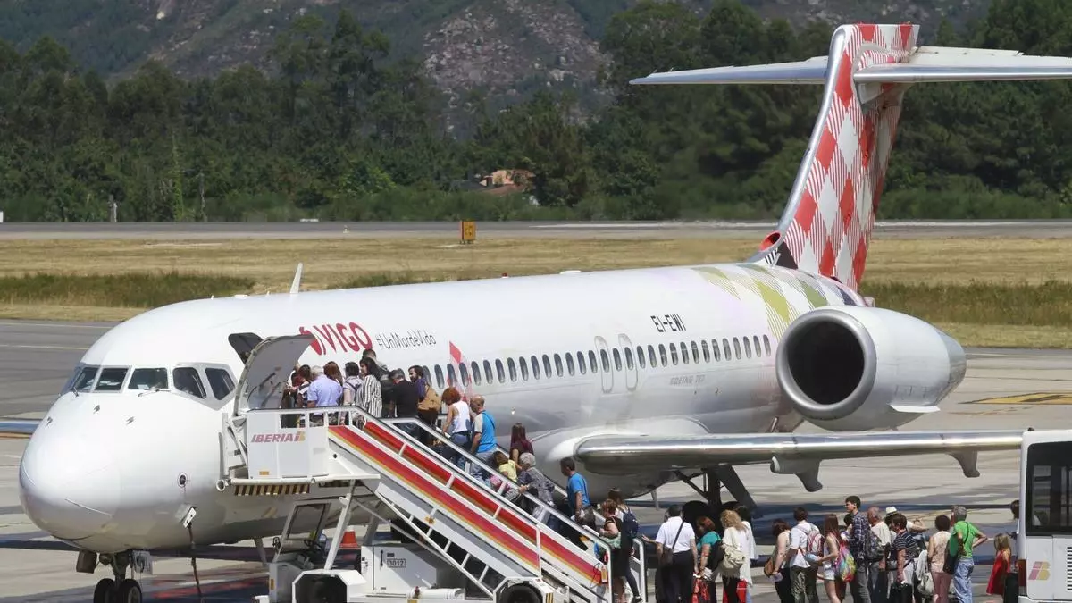 A Coruña logra cerrar en 36 días un contrato con Volotea para cinco rutas y 200.000 plazas anuales