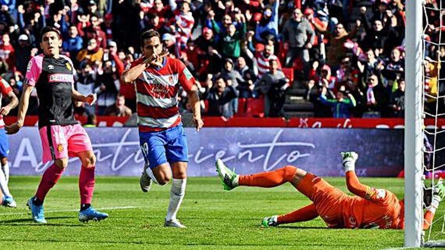 Montoro celebra su gol ante el Mallorca, ayer.