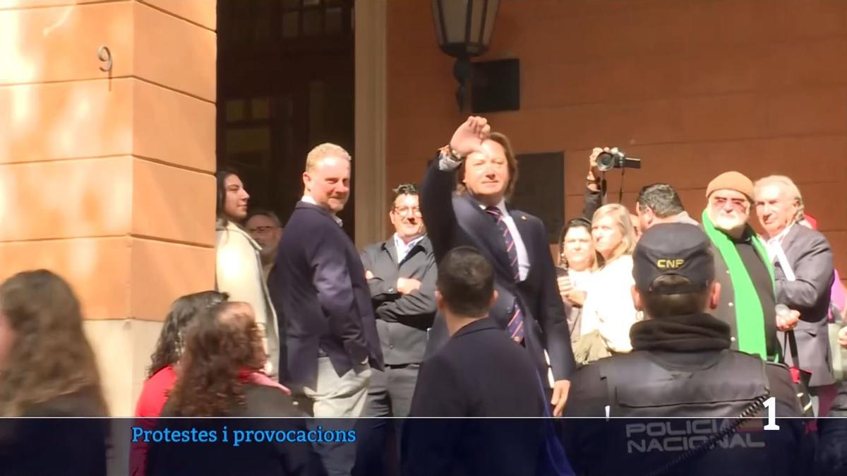 El diputado de Vox, Jorge Campos, se dirige a los manifestantes con el pulgar hacia abajo en una imagen captada por el Informatiu Balear de RTVE