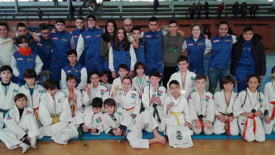Arriba el Sanfer y el Artes Marciales Castrillón en Piedras Blancas, y abajo representantes del Judo Avilés en Tortosa.