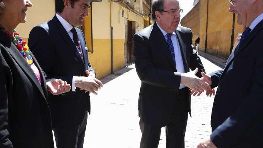 Herrera saluda al alcalde de León y al consejero de Fomento.