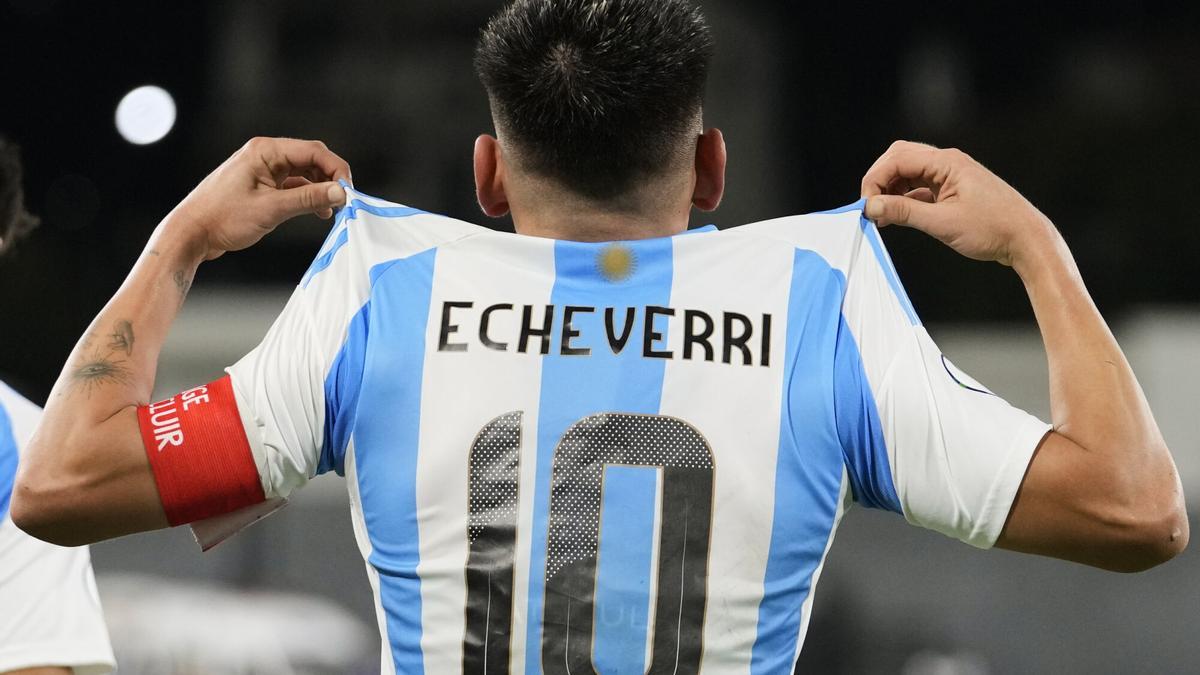 Claudio Echeverri, celebra su gol de penalti contra Brasil en el Sudamericano Sub-20