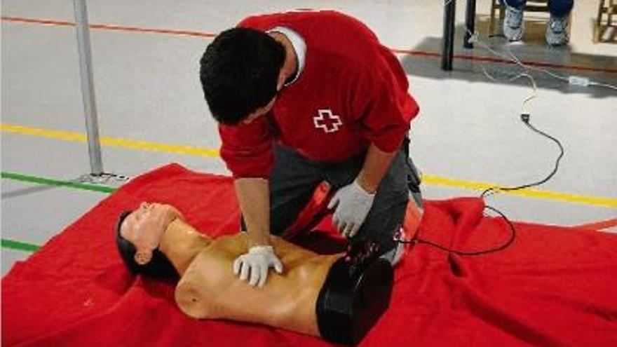Creu Roja forma 1.400 gironins a l&#039;any en primers auxilis