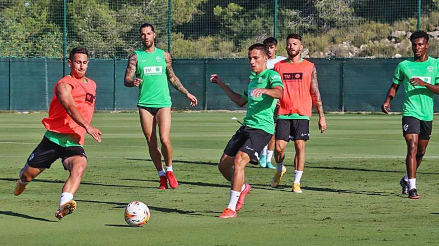 Un momento del partidillo de entrenamiento. | TONY SEVILLA