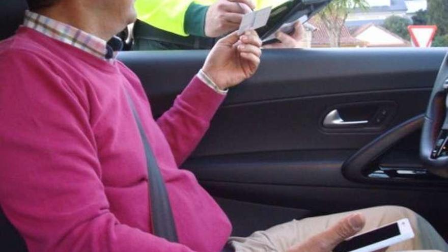 Un gato en el salpicadero, albaranes al volante o mensajes a la novia para avisar que llega tarde