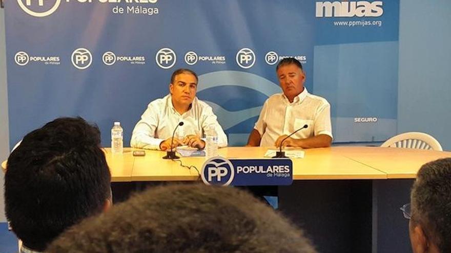 Bendodo acompañado por Ángel Nozal en la rueda de prensa que han ofrecido.