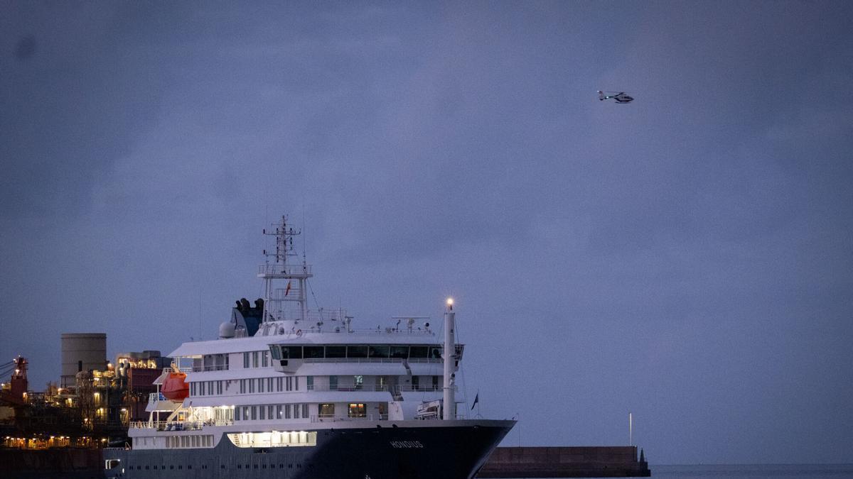 El MV Hondius ya fondea en el puerto de Granadilla
