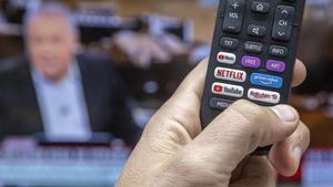 Mando a distancia con teclas para plataformas digitales de televisión en streaming como Netflix o Amazon Prime.