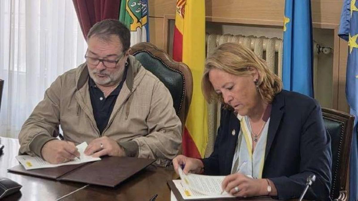 Roberto García y Bárbara Monte, en el Ayuntamiento de Langreo.