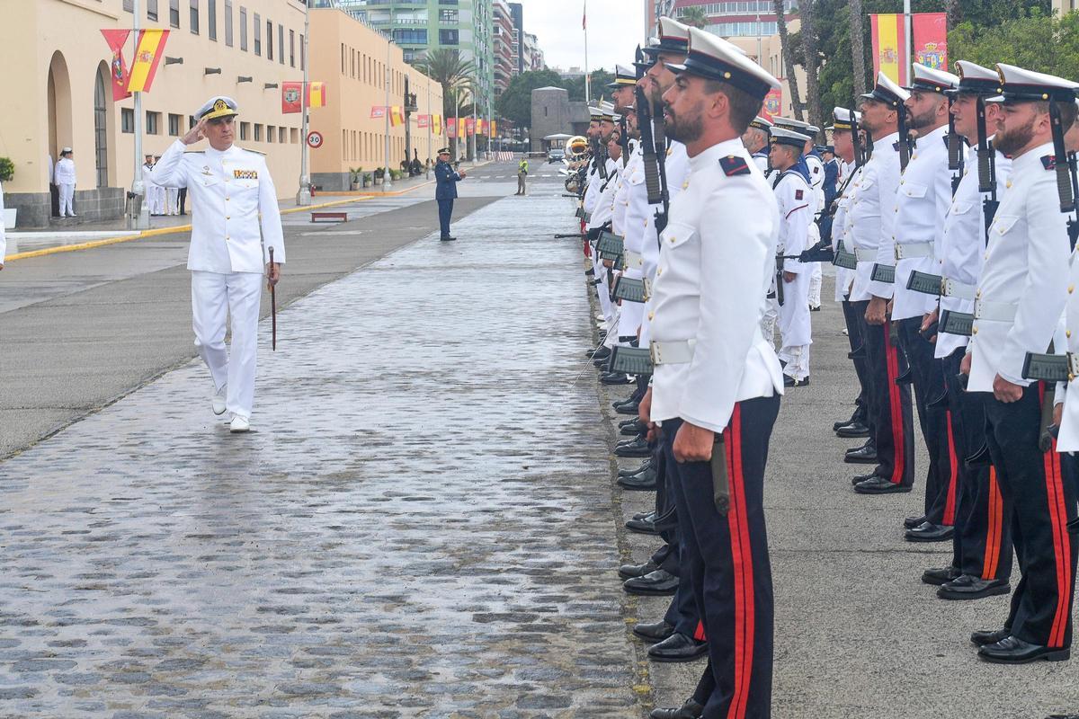 El almirante jefe de Apoyo Logístico de la Armada Ricardo Atanasio Hernández López pasa revista a las tropas en el Arsenal de Las Palmas, en su 75 aniversario.