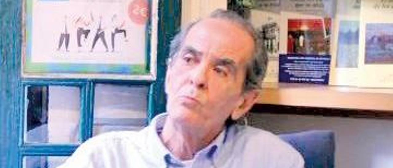 Abelardo Muñoz (València,1952), ejerce de «nuevo periodista» en el ámbito de la cultura y la crónica urbana.