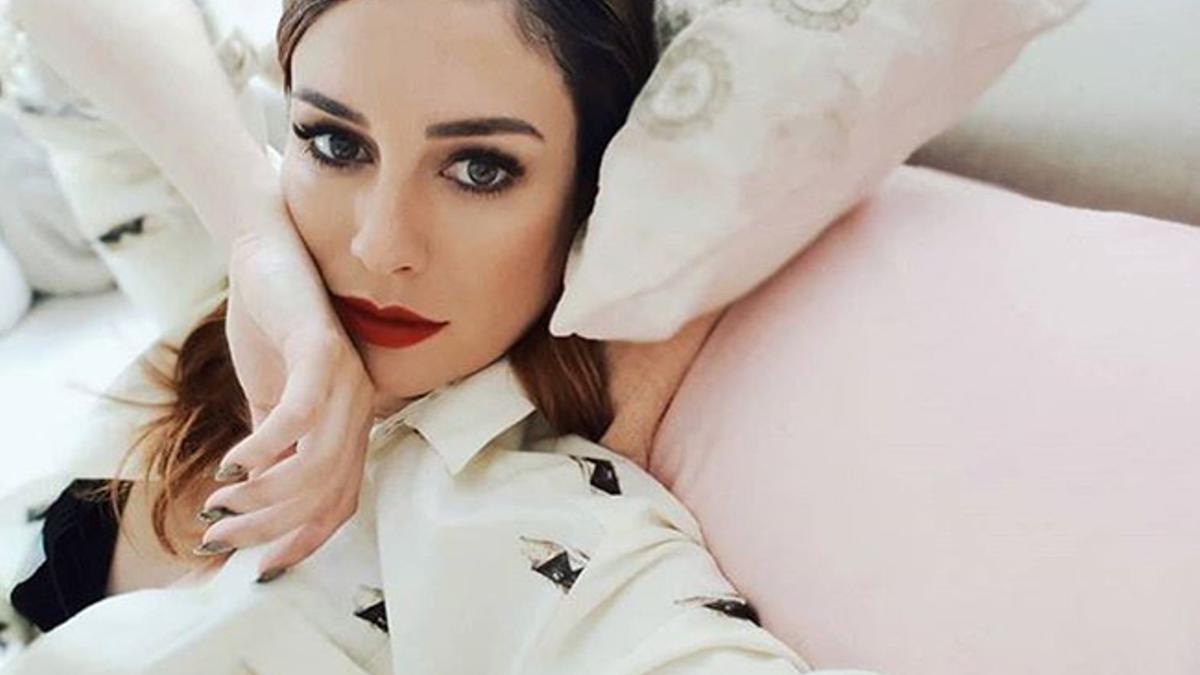 Blanca Suarez con camisa blanca y labios rojos