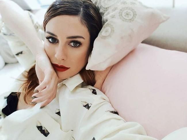 Blanca Suarez con camisa blanca y labios rojos