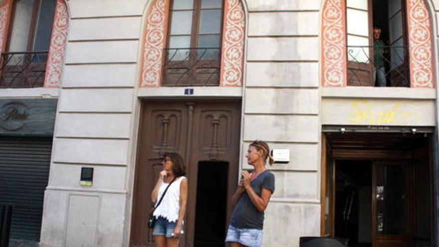 Unes turistes davant la façana en un dia de portes obertes