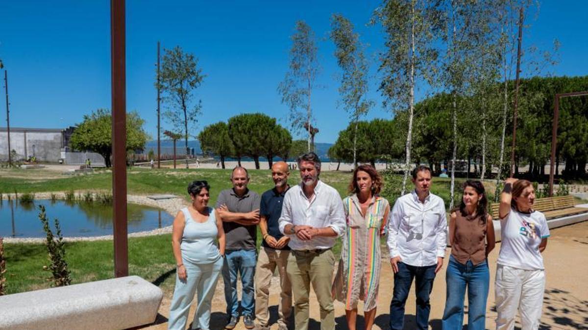 Alberto Varela, no centro, o día da apertura da nova zona verde do Ramal.