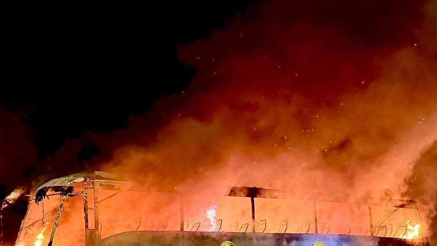 Un incendio destruye un autobús en una nave en el polígono de Son Castelló, en Palma