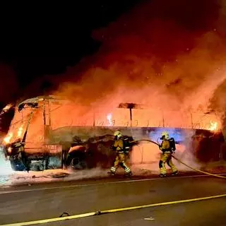 Un incendio destruye un autobús en una nave en el polígono de Son Castelló, en Palma