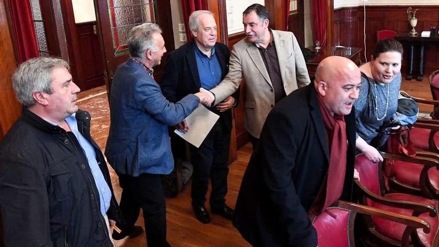 Alcaldes de concellos de la comarca en una reunión en el ayuntamiento en febrero de este año.