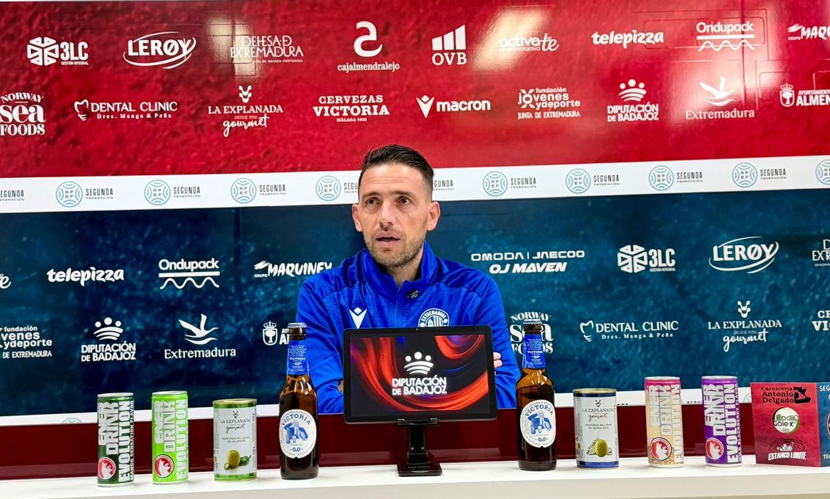 David Rocha en sala de prensa de la ciudad deportiva de Almendralejo.