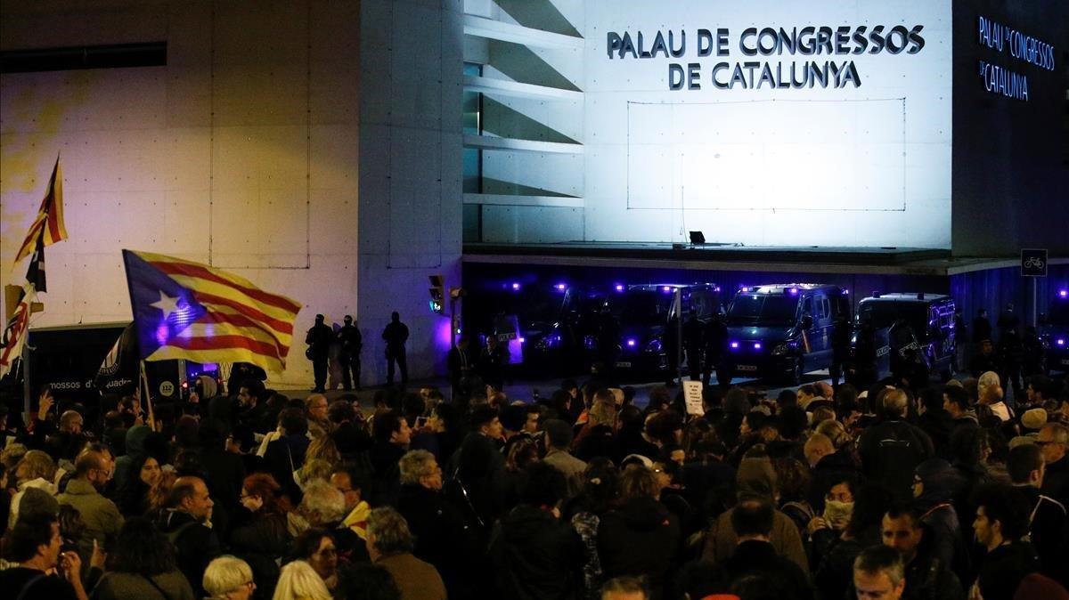zentauroepp50731401 catalan separatist protesters gather outside the hotel where191104131558