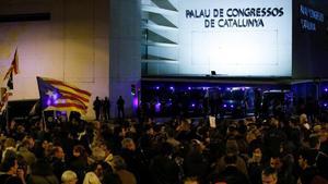 Centenares de personas protestaron anoche en la avenida Diagonal, ante el Palau de Congressos, por la visita del Rey a Barcelona 