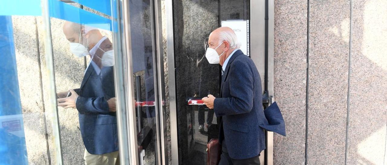 Fontenla, entrando en el edificio de juzgados de A Coruña.