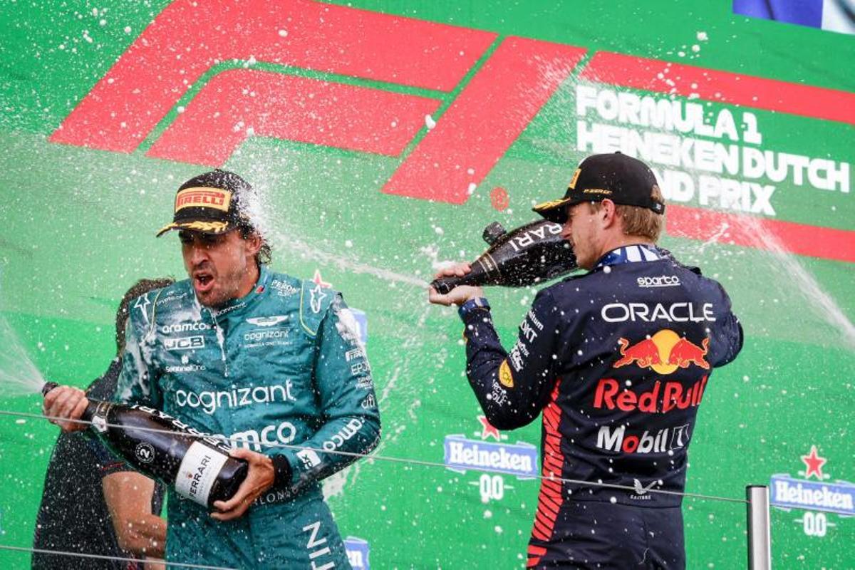 Alonso y Verstappen celebrando su podio en el Gran Premio de los Paises Bajos de 2023, el último podio de Alonso hasta ahora