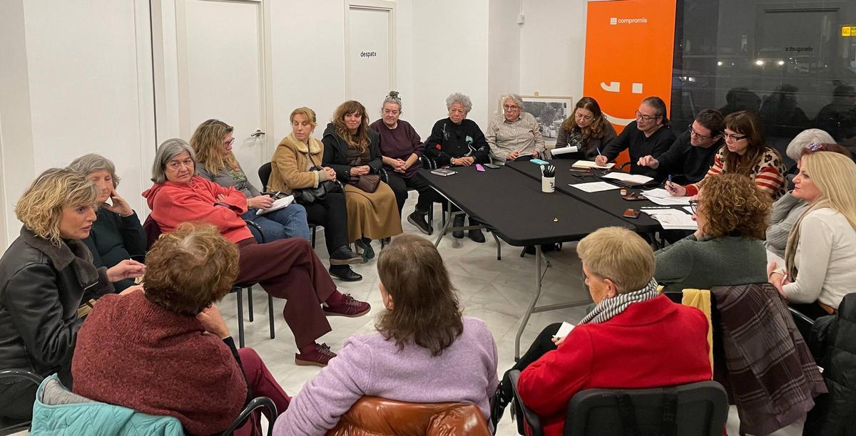 El grupo municipal de Compromís reunido con la Coordinadora Feminista.