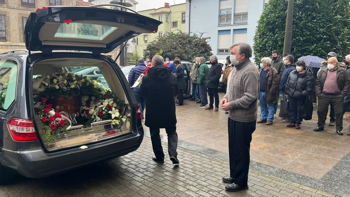 Emocionado funeral en Pola de Siero por el cura "Tito"