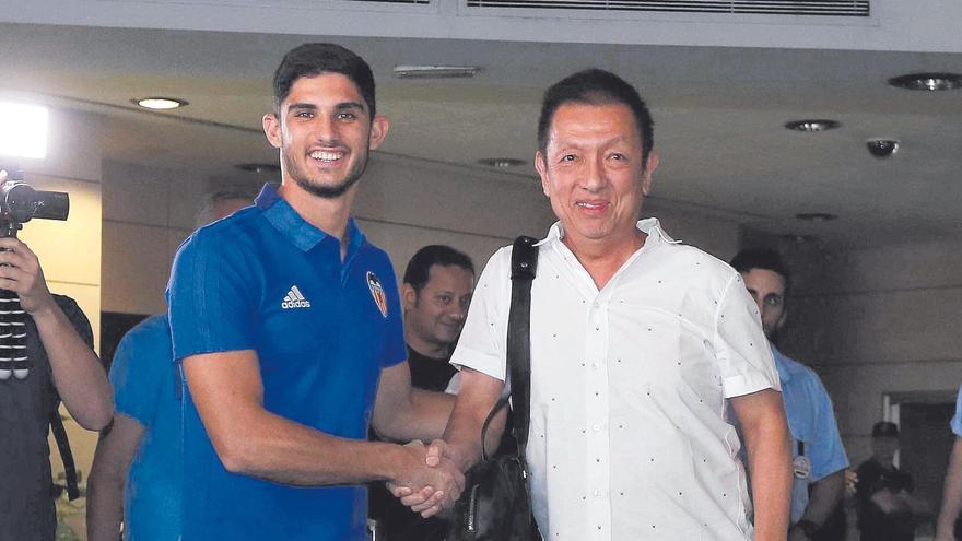 Peter Lim junto a Gonçalo Guedes en una imagen de archivo