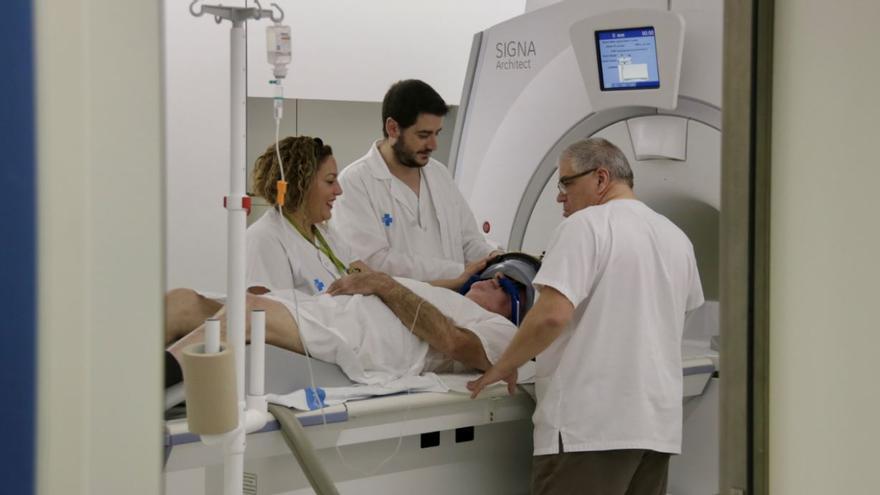Intervenció amb ultrasons d&#039;un pacient amb tremolor essencial, a l&#039;hospital de Can Ruti de Badalona