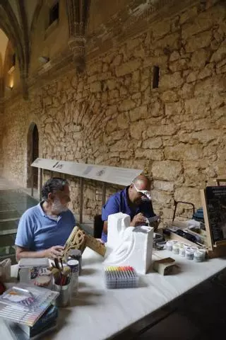 El Museo Arqueológico de Asturias recupera el "color del románico" con demostraciones de policromía medieval en vivo