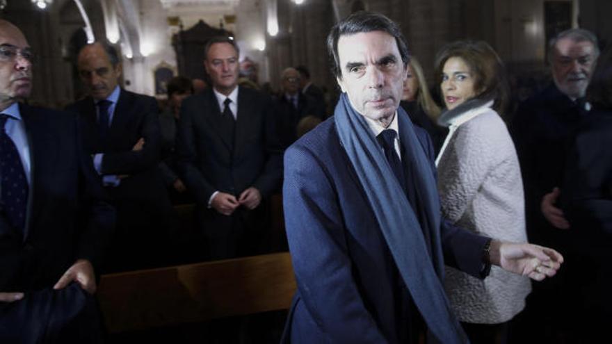 Aznar, recibido con aplausos en el funeral de Rita Barberá