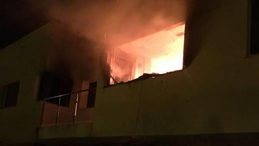 Rescatan ilesas a una mujer y sus dos hijas del incendio de su vivienda en Xixona