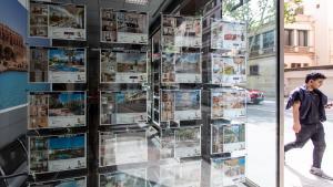 Archivo - Anuncios de viviendas en venta en una inmobiliaria.