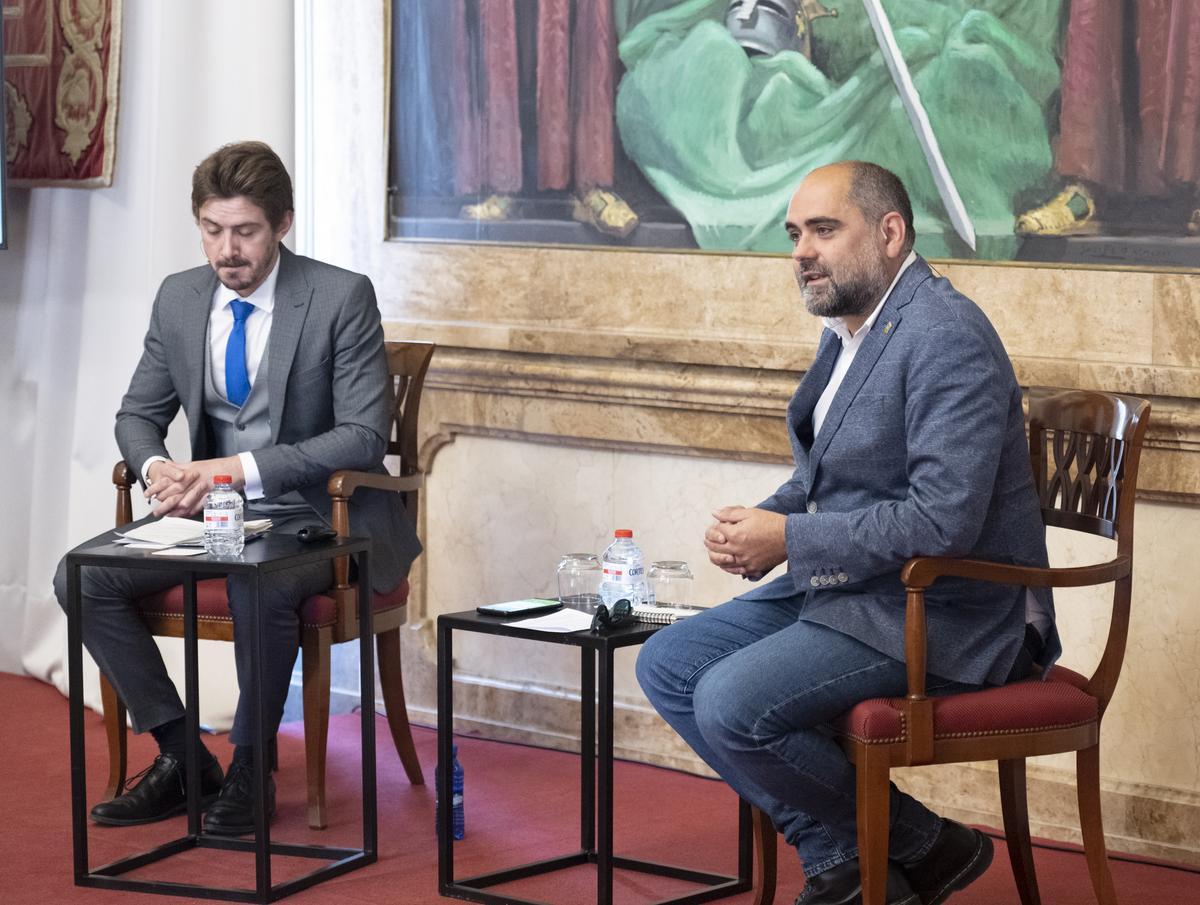 Nicolás Reynés, junto al diputado de Relaciones Internacionales, Pau Ferrando.