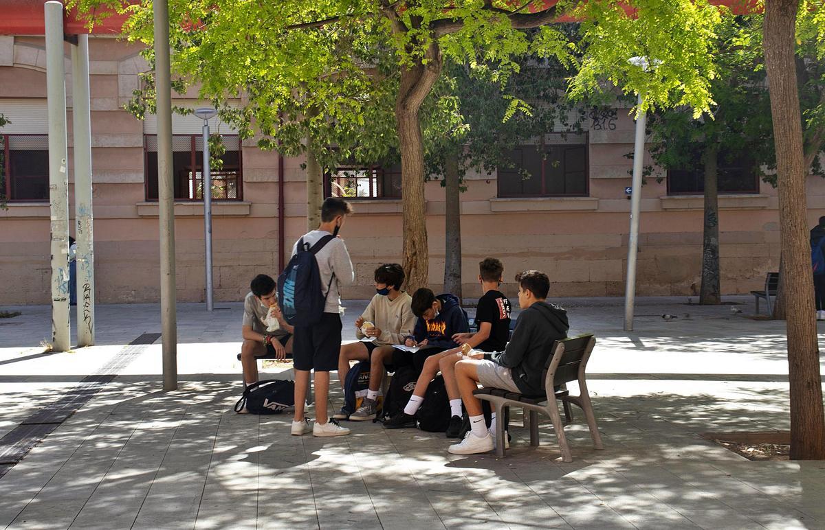 Algunos jóvenes meriendan en la Plaza del Tubo en Palma. | MARGALIDA SALAS