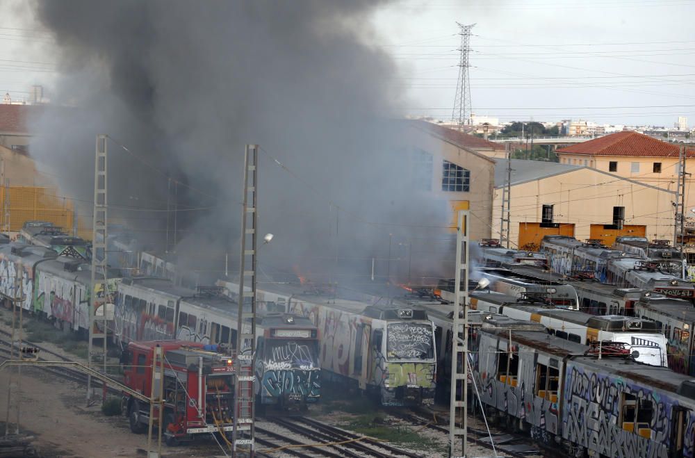 Incendio en un antiguo taller de FGV de Torrent