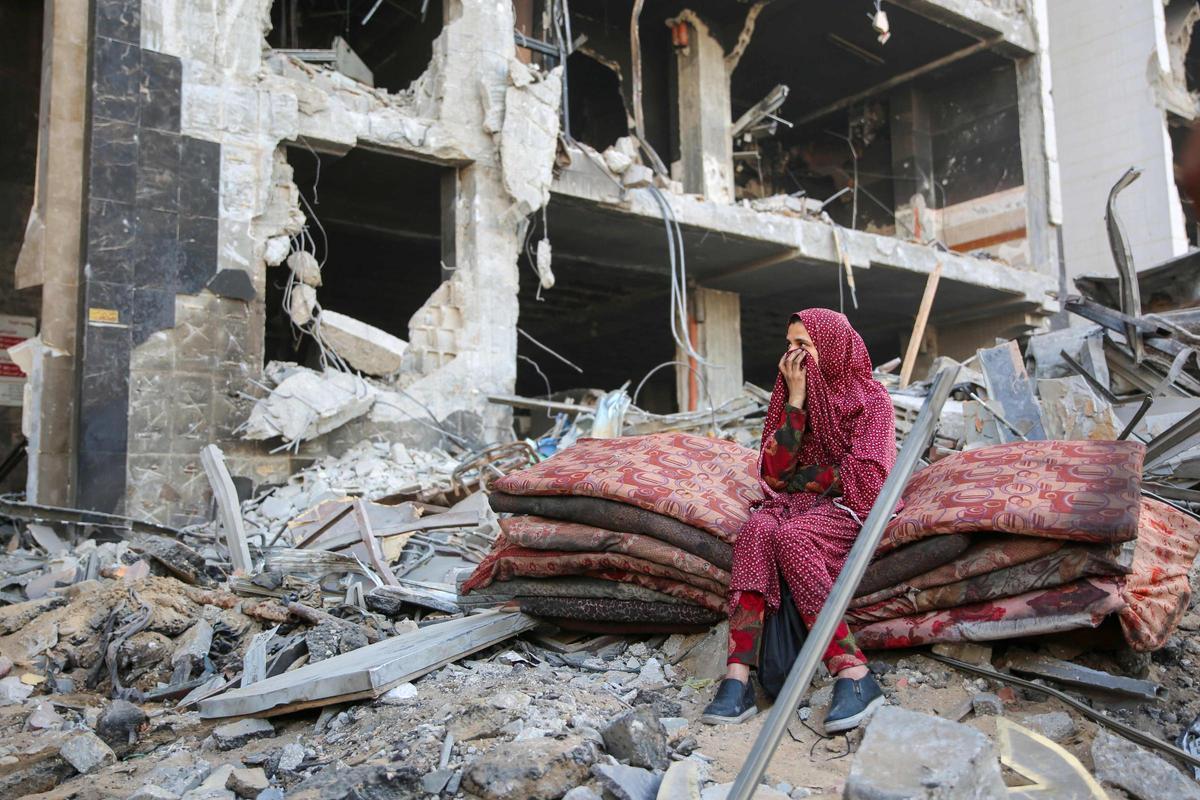 Una mujer palestina reacciona sentada entre los escombros del hospital Al-Shifa de Gaza después de que el ejército israelí se retirara del complejo que alberga el hospital el 1 de abril de 2024, en medio de las batallas en curso entre Israel y el grupo militante Hamas.