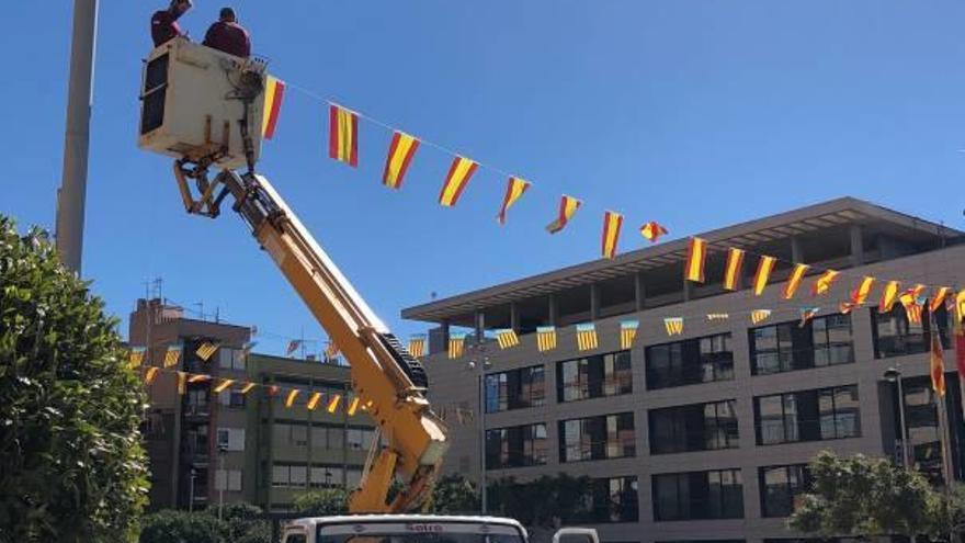 Operarios en los trabajos de sustitución en el alumbrado.