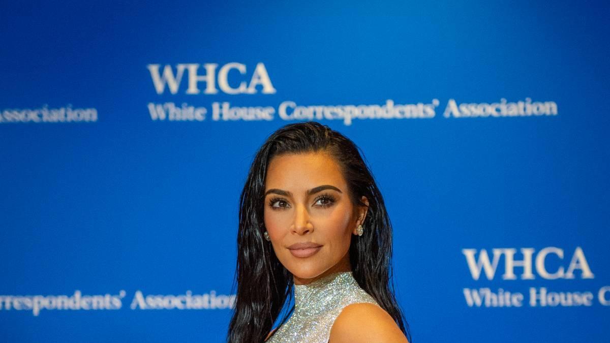 Kim Kardashian brilla (literalmente) en su primer alfombra roja con Pete Davidson