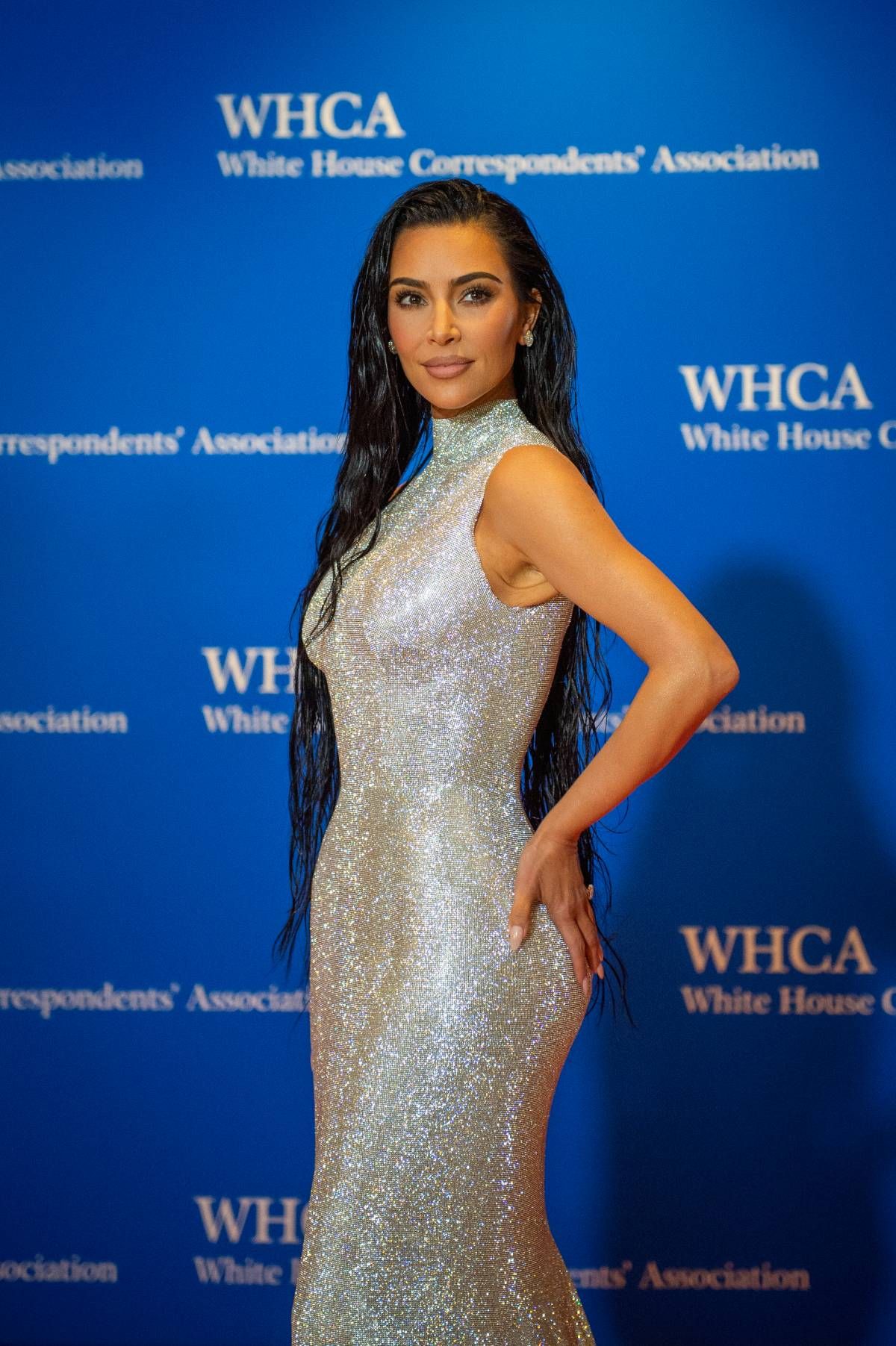 Kim Kardashian con brillante vestido de Balenciaga